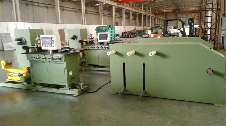 Close core winding machine for making three-dimensional wound iron core